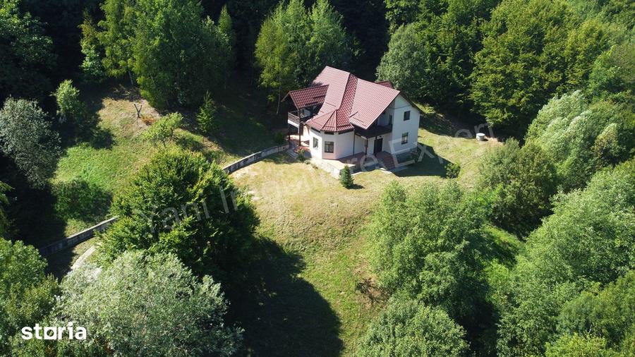 Casă cu 5 camere cu Teren 6842 Mp în Bradu