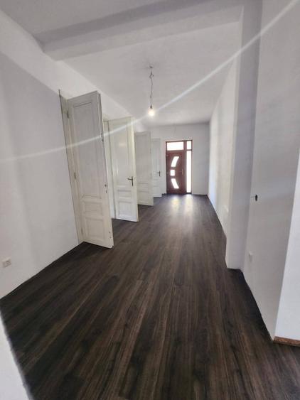 Casă cu 7 camere cu Teren 966 Mp în Variaș