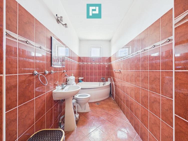 Casă individuală cu 7 camere cu Canalizare în Grădiște