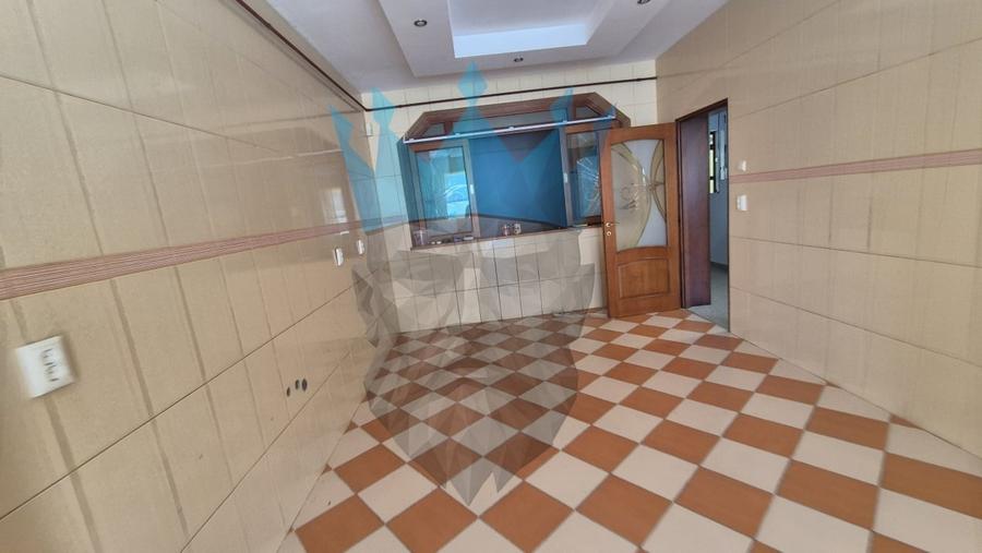 Casă individuală cu 8 camere cu Teren 220 Mp în Tineretului