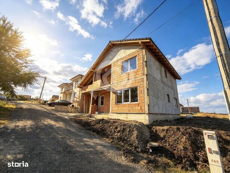 Casă cu 4 camere cu Teren 476 Mp în Roșia