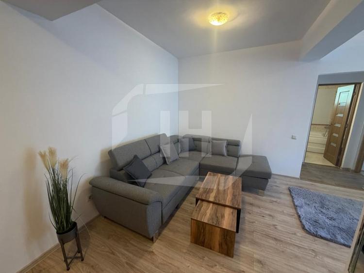 Apartament cu 3 camere semidecomandat, mobilat în Iris