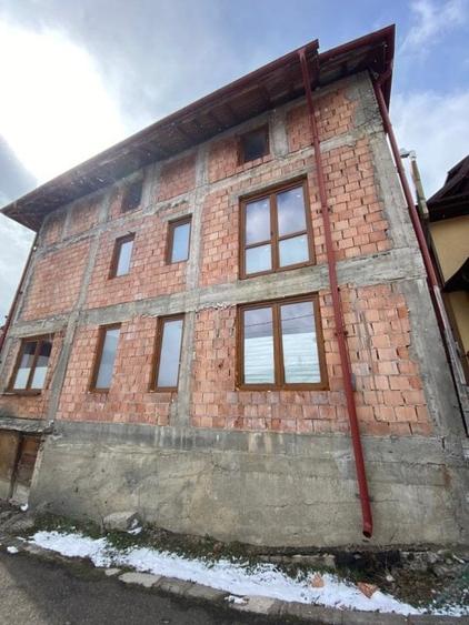 Casă individuală cu 8 camere cu Teren 401 Mp în Central