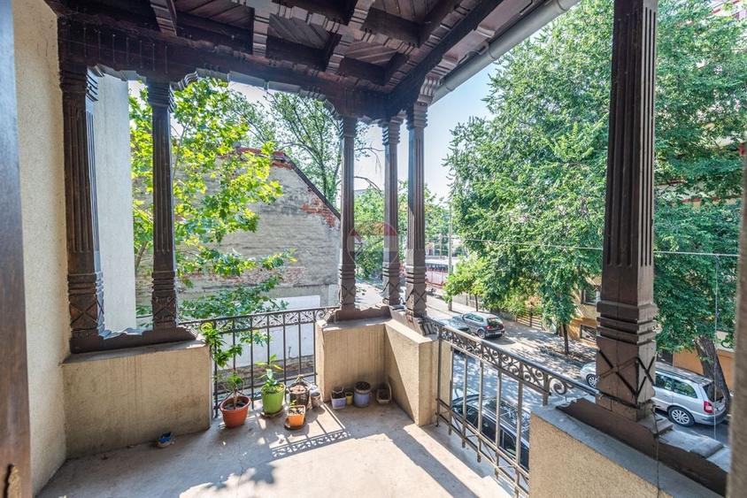 Casă individuală cu 10 camere cu Teren 250 Mp în Gara de Nord