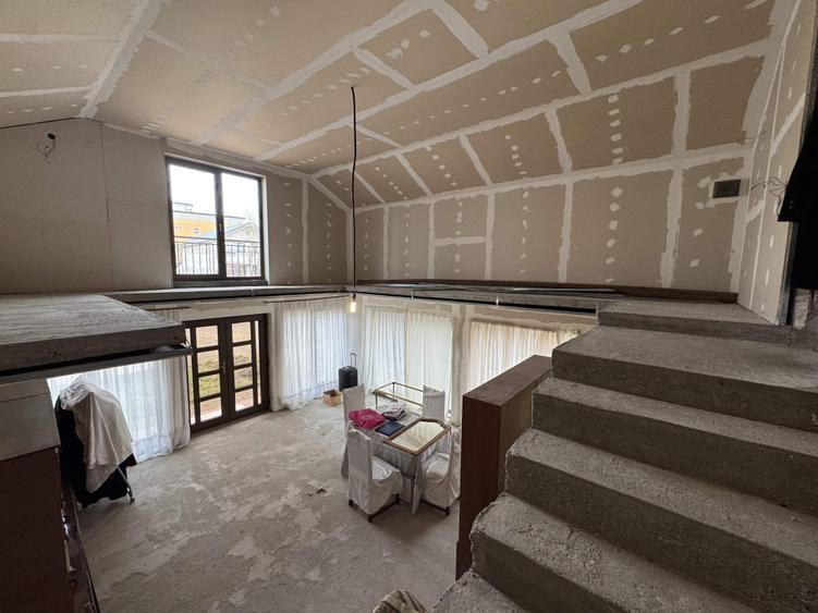 Casă individuală cu 6 camere cu Canalizare în Central