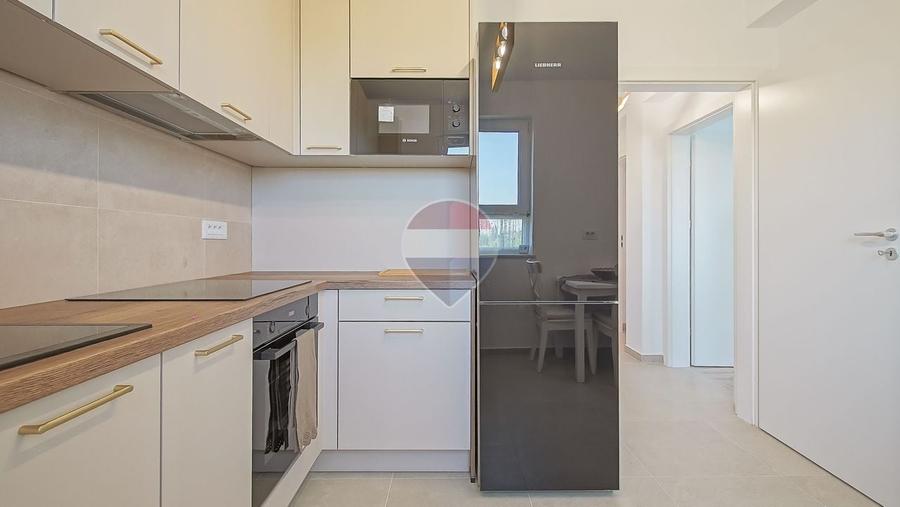 Apartament cu 3 camere semidecomandat, mobilat în Tractorul