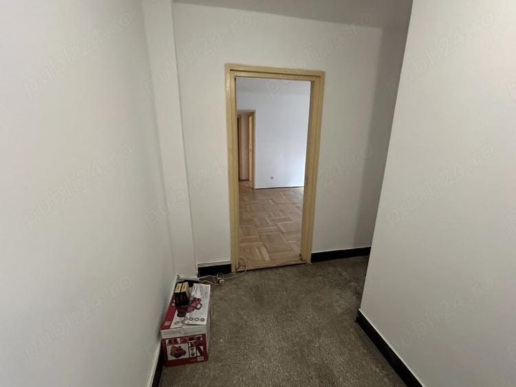 Apartament cu 3 camere semidecomandat în Romanilor