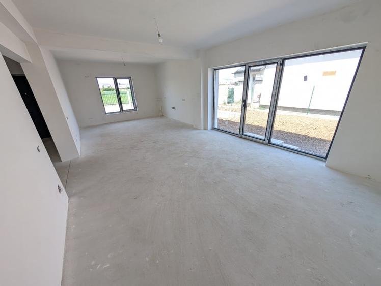 Casă individuală cu 5 camere cu Teren 300 Mp în Tunari