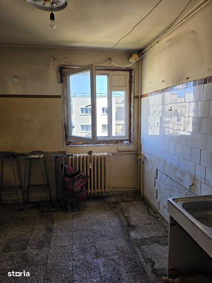 Apartament cu 3 camere semidecomandat în Titan