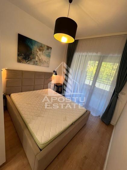 Apartament cu 3 camere semidecomandat, mobilat în Central