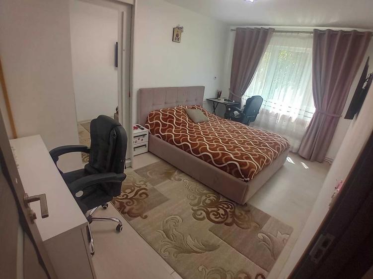 Apartament cu 4 camere decomandat, mobilat în P-ța Doina