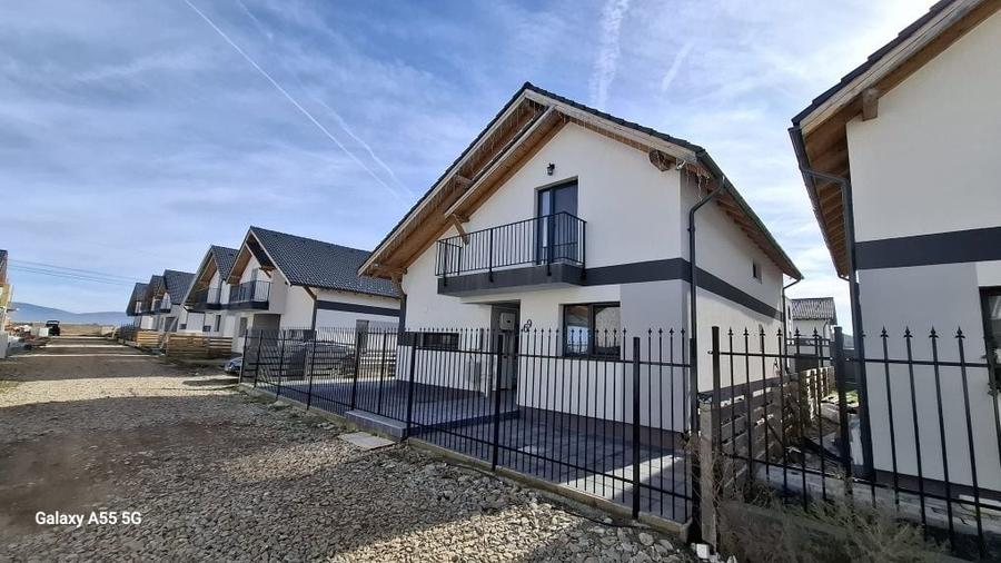 Casă cu 4 camere cu Teren 140 Mp în Hărmanului
