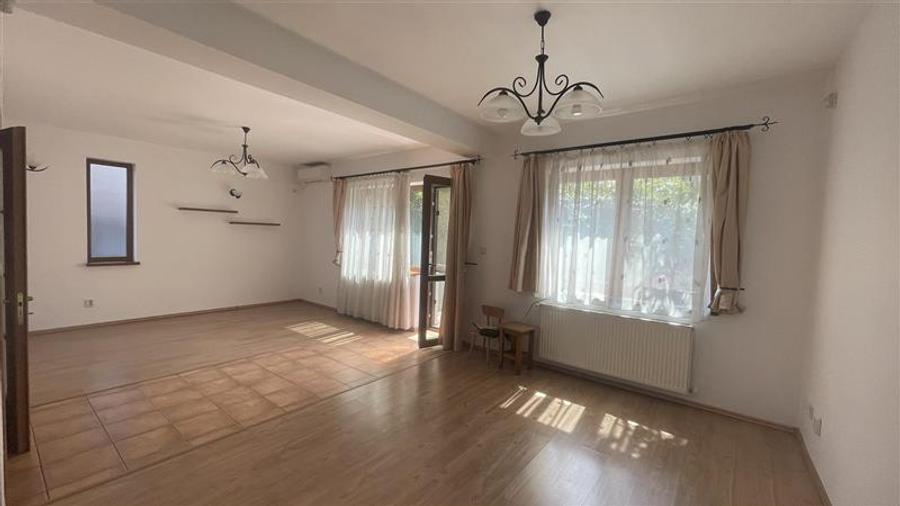 Casă individuală cu 8 camere cu Garaj în Tei