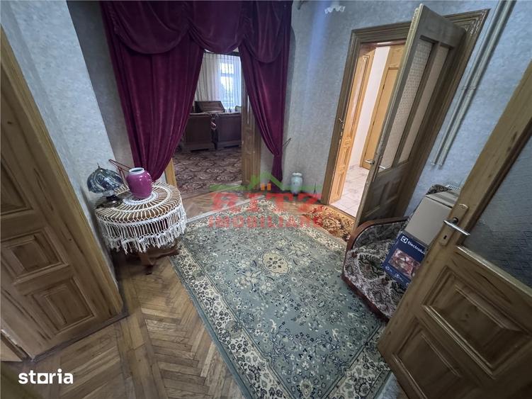 Casă cu 7 camere cu Teren 938 Mp în Central