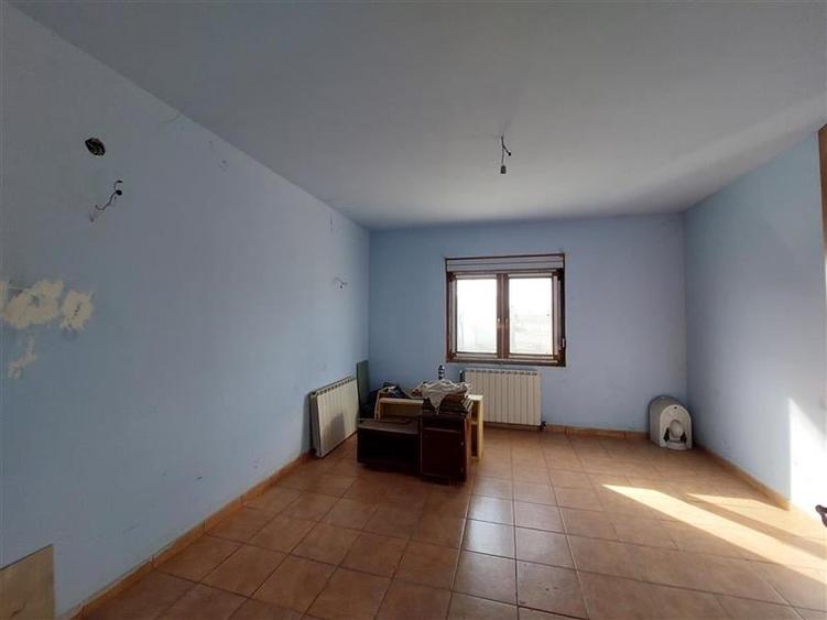 Casă individuală cu 18 camere cu Canalizare în Poltur