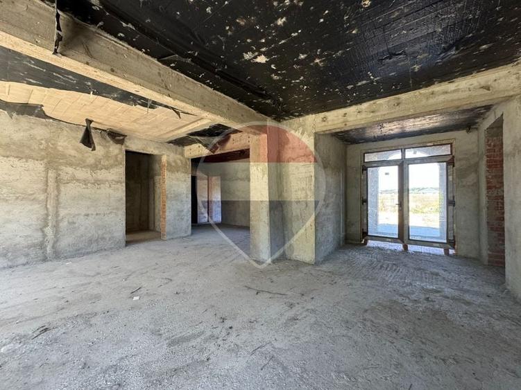 Casă individuală cu 5 camere cu Teren 2781 Mp în Periș