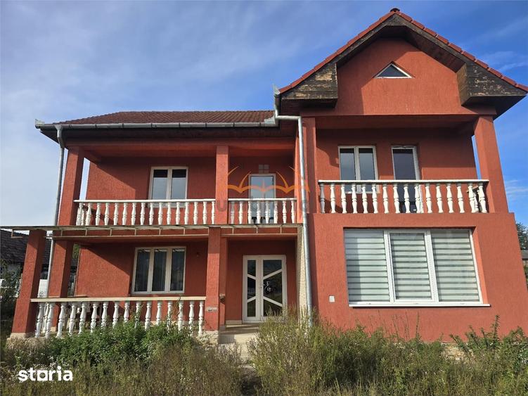 Casă cu 6 camere cu Teren 2424 Mp în Iclod