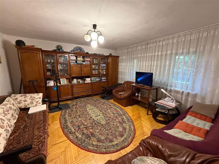 Apartament cu 4 camere decomandat în Est