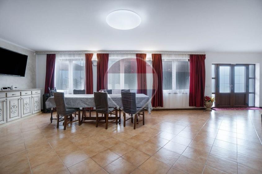 Casă individuală cu 6 camere cu Piscina în Mândra