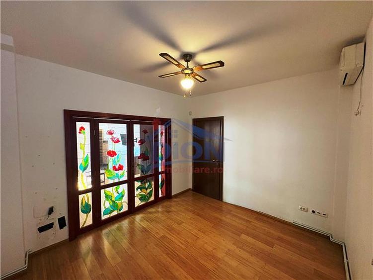 Apartament cu 3 camere semidecomandat, mobilat în Unirii