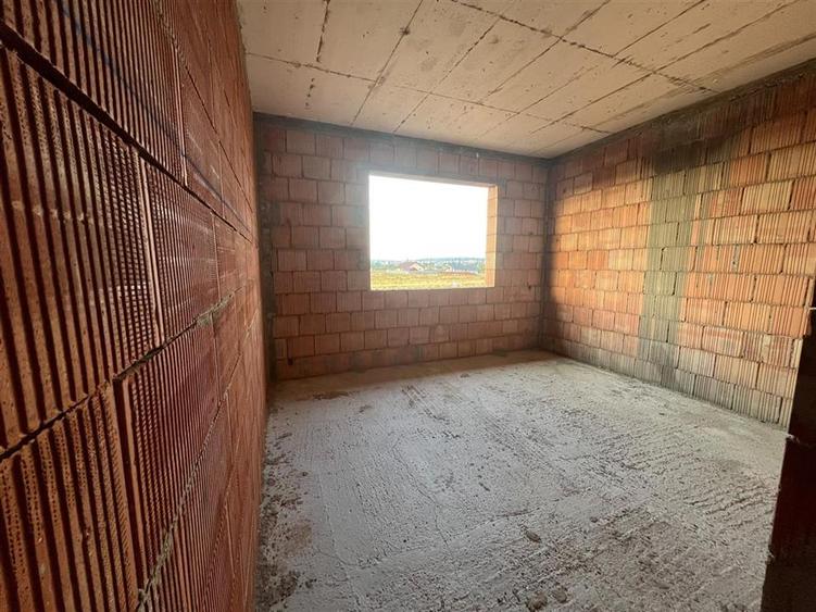 Casă cu 4 camere cu Teren 471 Mp în Cihei