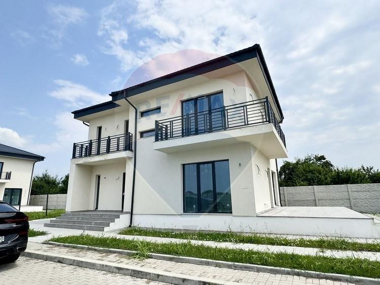 Casă individuală cu 4 camere cu Teren 446.92001342773 Mp în Tamași