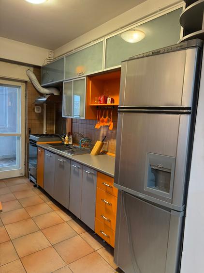 Apartament cu 3 camere decomandat, mobilat în P-ța Victoriei