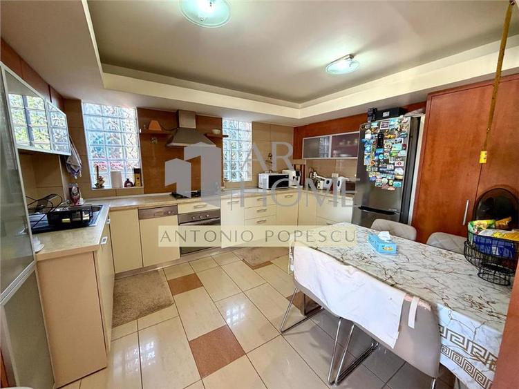 Casă individuală cu 4 camere cu Piscina în Central