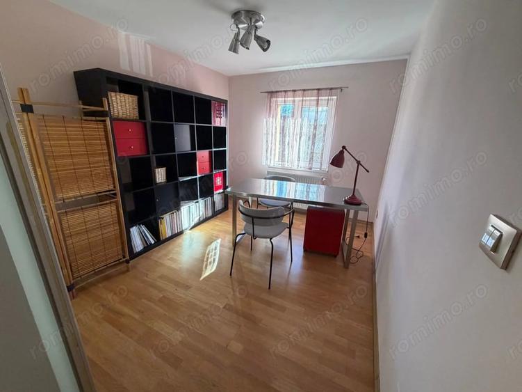 Apartament cu 3 camere semidecomandat în Girocului