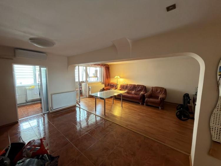 Apartament cu 3 camere semidecomandat în Exterior Vest