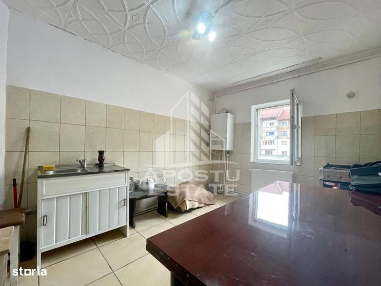 Apartament cu 3 camere decomandat în Roșia