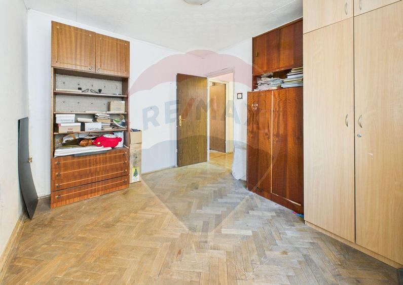 Apartament cu 3 camere semidecomandat în Basarabia