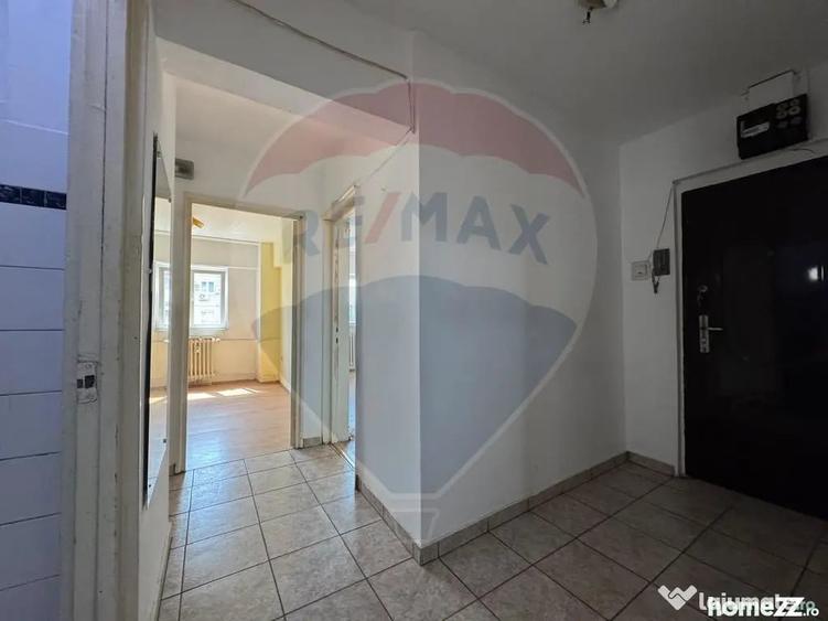 Apartament cu 3 camere decomandat în Valea Ialomiței