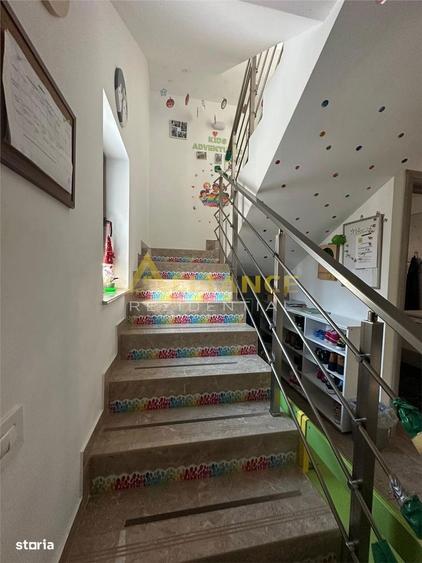 Casă cu 8 camere cu Teren 300 Mp în Central