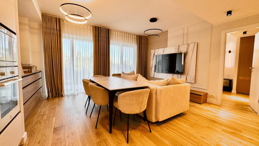 Apartament cu 3 camere semidecomandat în P-ta Presei Libere