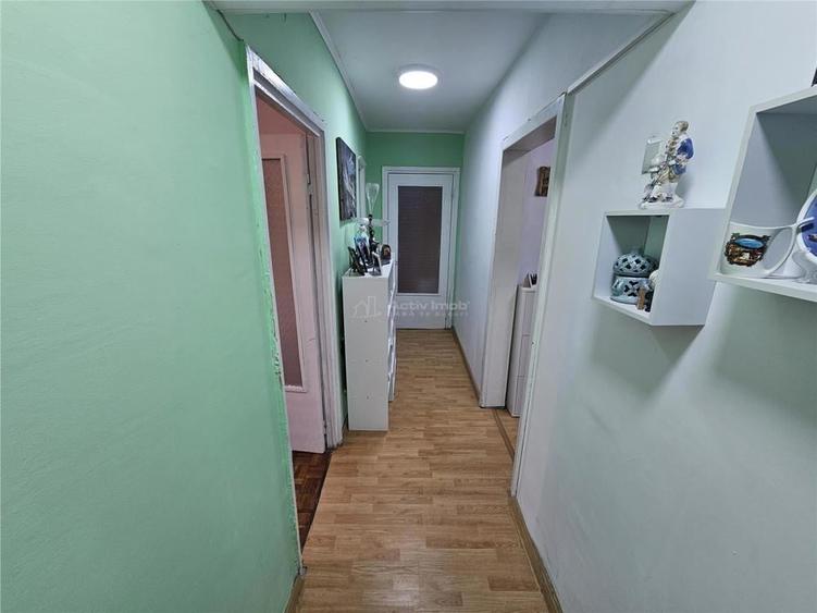 Apartament cu 3 camere decomandat în Micro II