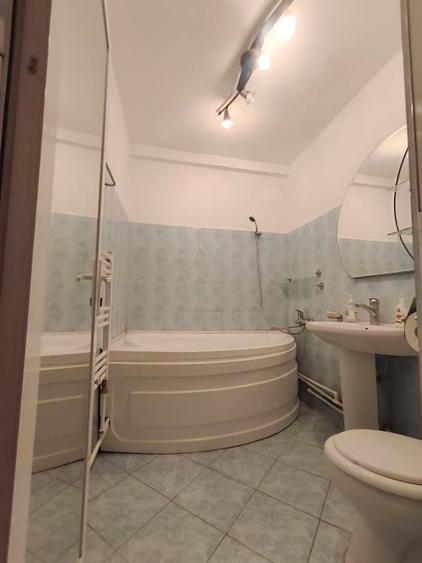Apartament cu 3 camere semidecomandat, mobilat în Central