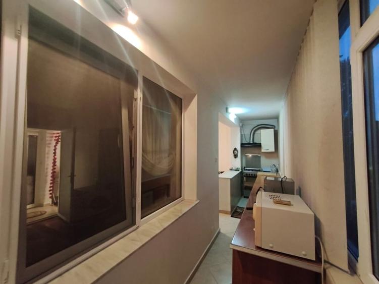 Apartament cu 3 camere semidecomandat, mobilat în Central