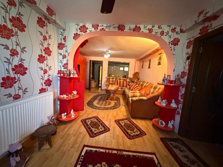 Casă individuală cu 16 camere cu Garaj în Spătaru