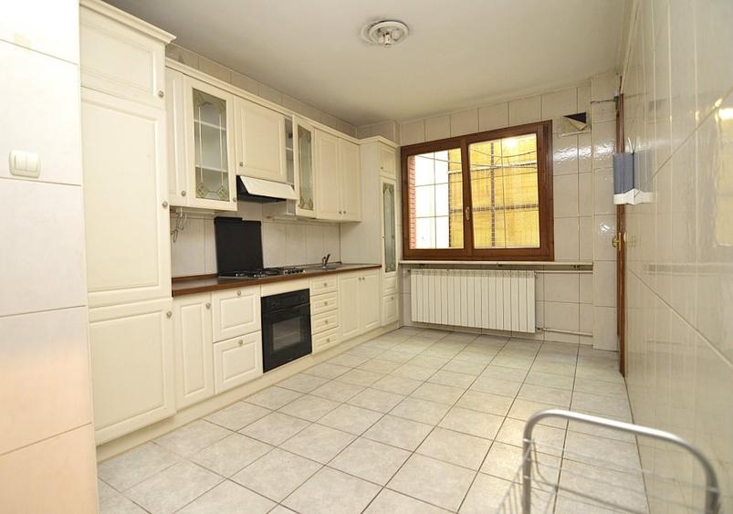 Casă individuală cu 8 camere cu Garaj în Gara de Nord