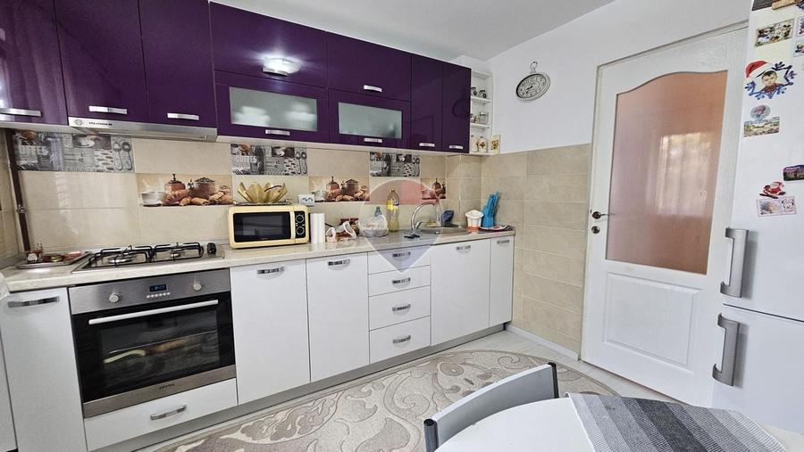 Apartament cu 3 camere semidecomandat, mobilat în Burdujeni