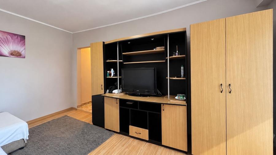 Apartament cu 2 camere semidecomandat, mobilat în Dacia