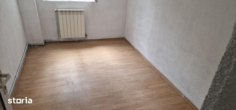 Apartament cu 3 camere în Cezar Petrescu