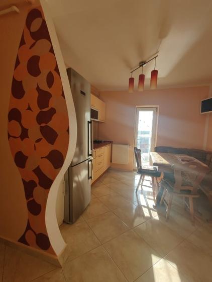 Apartament cu 3 camere decomandat, mobilat în Micro 4