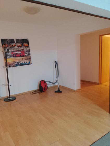 Apartament cu 4 camere decomandat în P-ța Alba Iulia