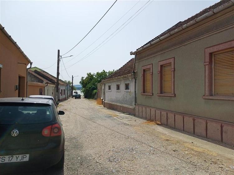 Casă individuală cu 5 camere cu Canalizare în Sud