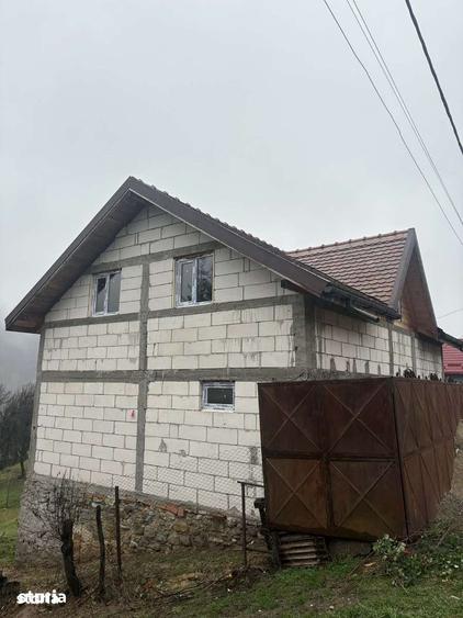 Casă cu 9 camere cu Teren 950 Mp în Cetățeni