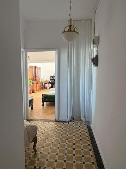 Apartament cu 4 camere decomandat în Calea Victoriei