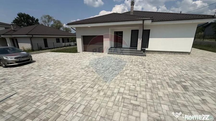 Casă cu 7 camere cu Teren 892 Mp în Est