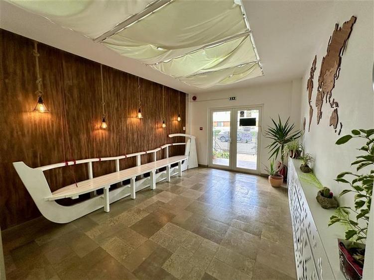 Casă individuală cu 25 camere cu Canalizare în Central